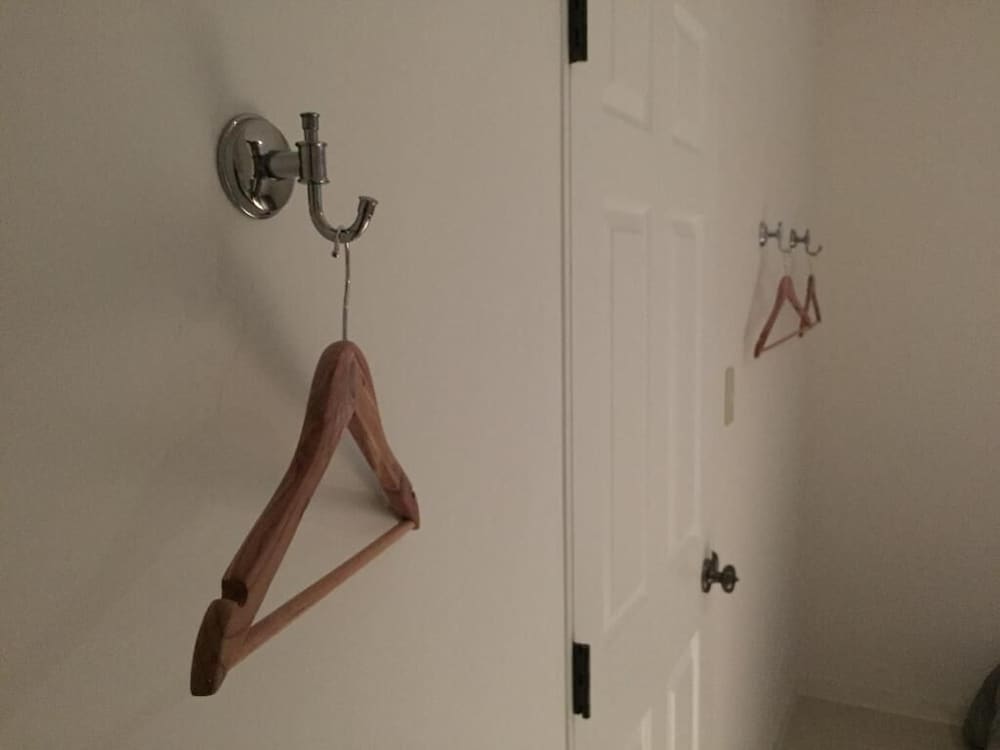 トリプルルーム ベッド (複数台) 内装0 | LANAIHOTEL & DORMITORY