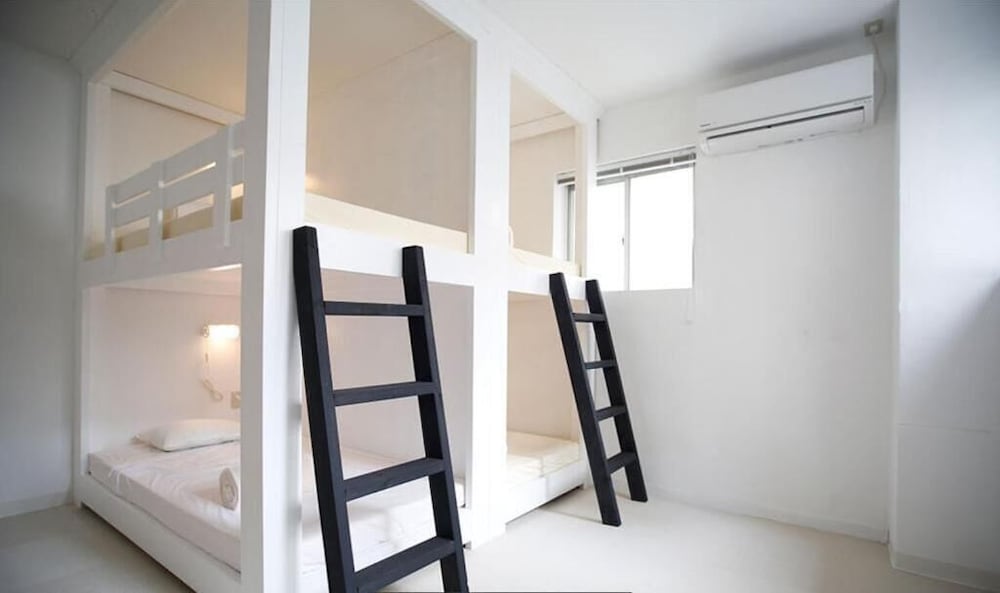 4 人部屋 ベッド (複数台) 客室1 | LANAIHOTEL & DORMITORY