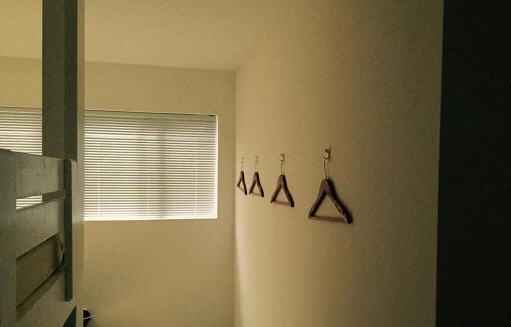 4 人部屋 ベッド (複数台) 内装0 | LANAIHOTEL & DORMITORY