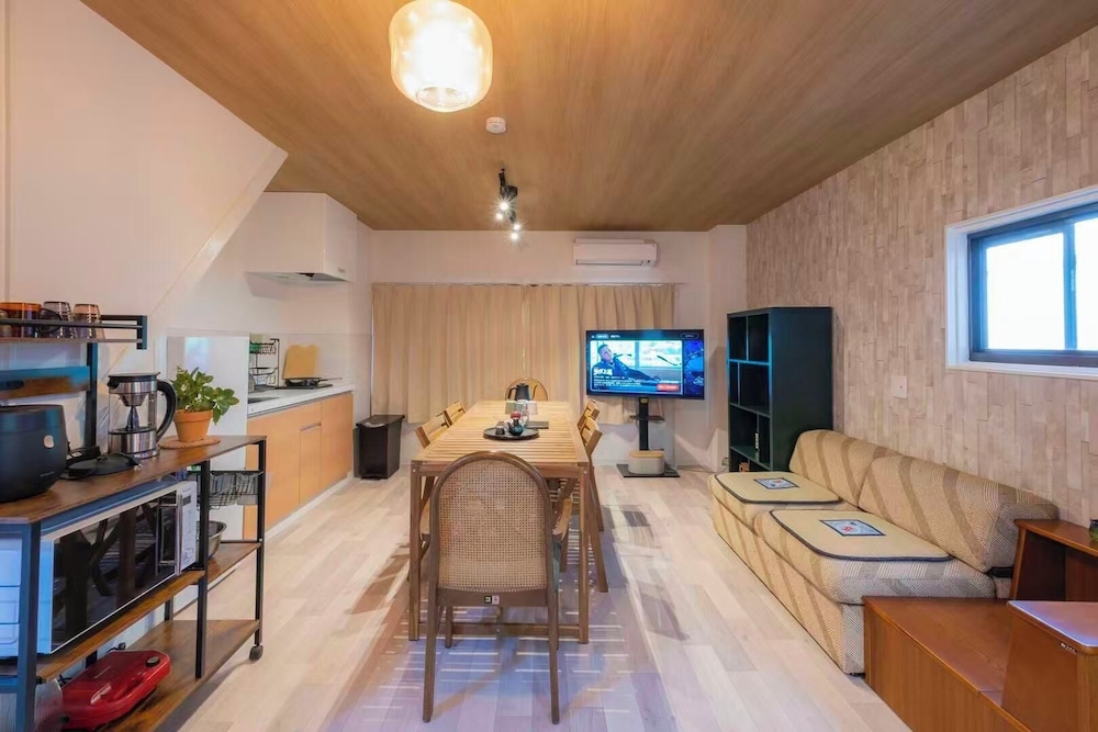 ファミリー ヴィラ 3 ベッドルーム 専用バスルーム リビング エリア2 | 長柄の宿-(天然温泉 なにわの湯すぐ)