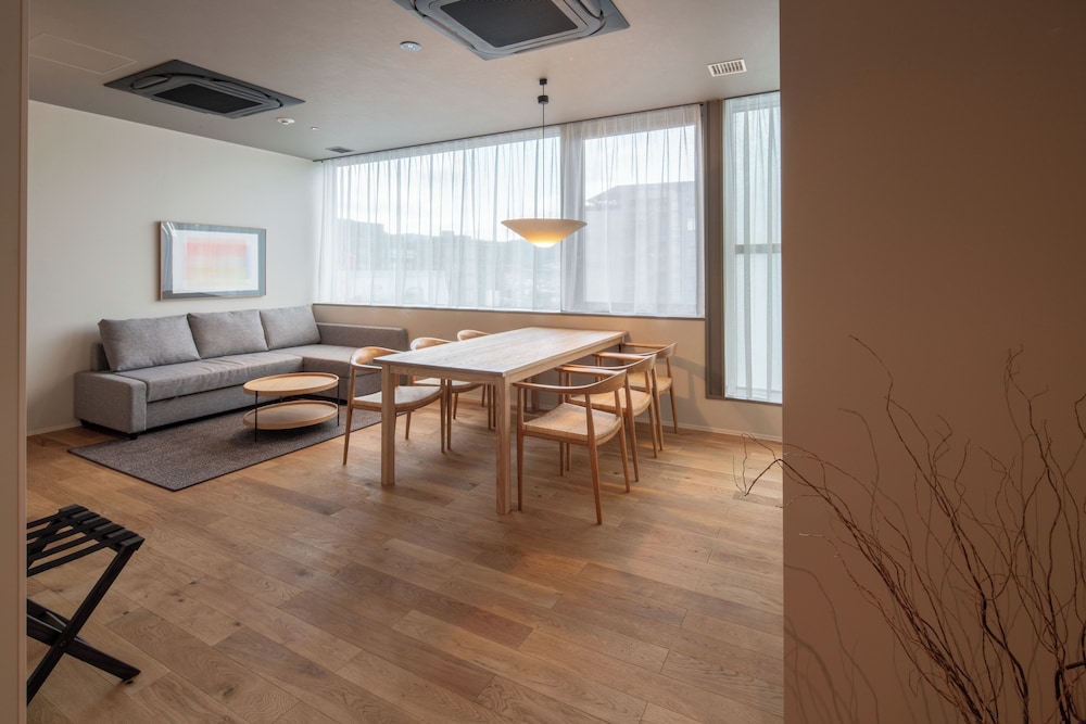 コンフォート アパートメント シティビュー リビング エリア1 | goodroom hotel Kyoto