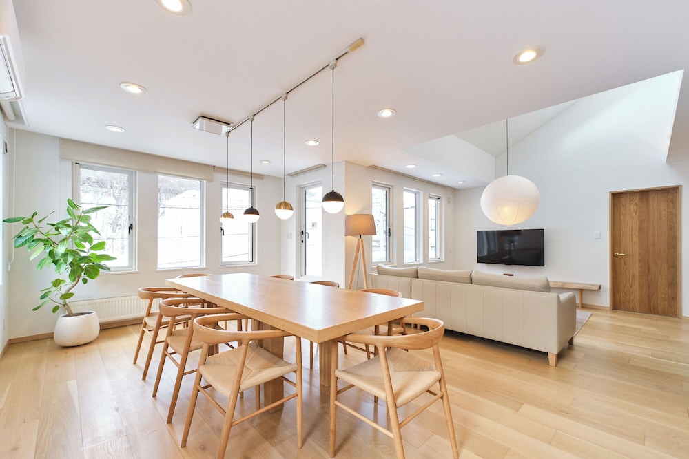 コンフォート ヴィラ 4 ベッドルーム 禁煙 シティビュー 客室内のダイニングエリア1 | Moiwa moutain villa