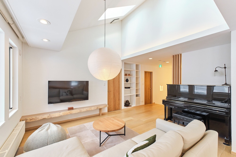 コンフォート ヴィラ 4 ベッドルーム 禁煙 シティビュー リビング エリア1 | Moiwa moutain villa