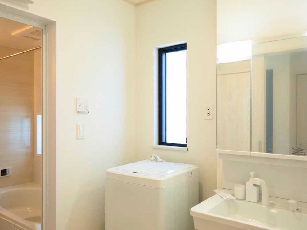 ファミリー アパートメント バルコニー ガーデンビュー バスルーム1 | Inamine Terrace 