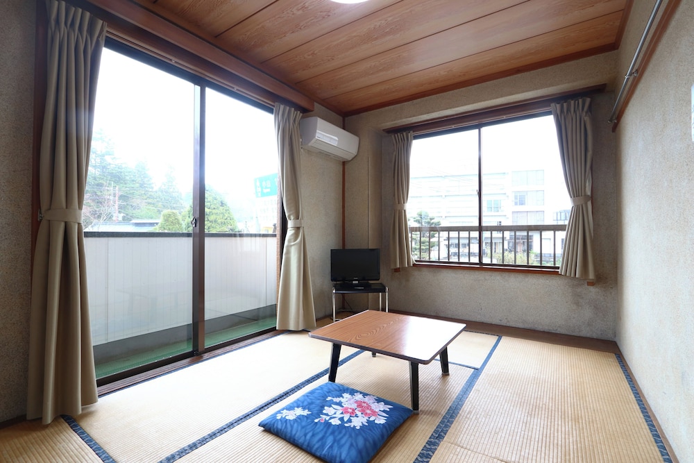 エコノミー ダブルまたはツインルーム バルコニー 内装1 | 三盛荘 山中湖