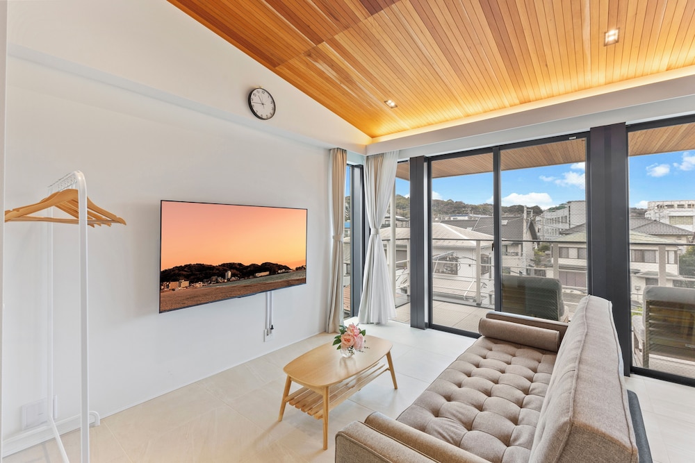 デラックス アパートメント バルコニー パーシャル オーシャン ビュー リビング エリア3 | 逗子海岸テラス