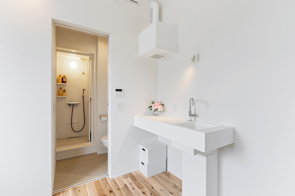 デラックス アパートメント バルコニー パーシャル オーシャン ビュー バスルーム3 | 逗子海岸テラス