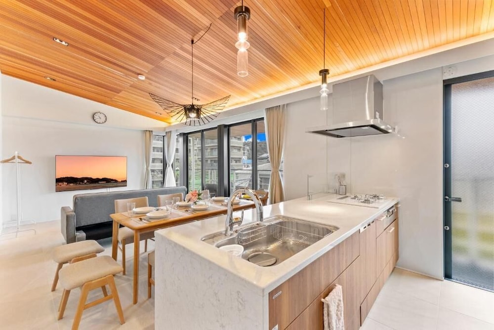 デラックス アパートメント バルコニー パーシャル オーシャン ビュー 専用キッチン0 | 逗子海岸テラス