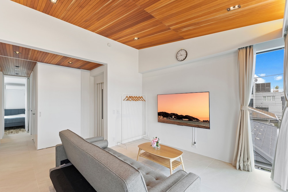 デラックス アパートメント バルコニー パーシャル オーシャン ビュー リビング エリア1 | 逗子海岸テラス