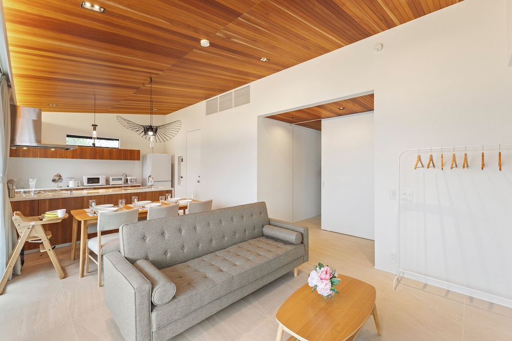 デラックス アパートメント バルコニー パーシャル オーシャン ビュー リビング エリア2 | 逗子海岸テラス