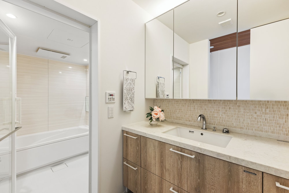 デラックス アパートメント バルコニー パーシャル オーシャン ビュー バスルーム4 | 逗子海岸テラス