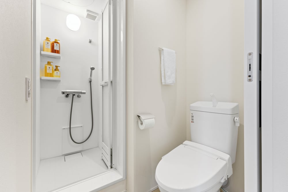 デラックス アパートメント バルコニー パーシャル オーシャン ビュー バスルーム1 | 逗子海岸テラス