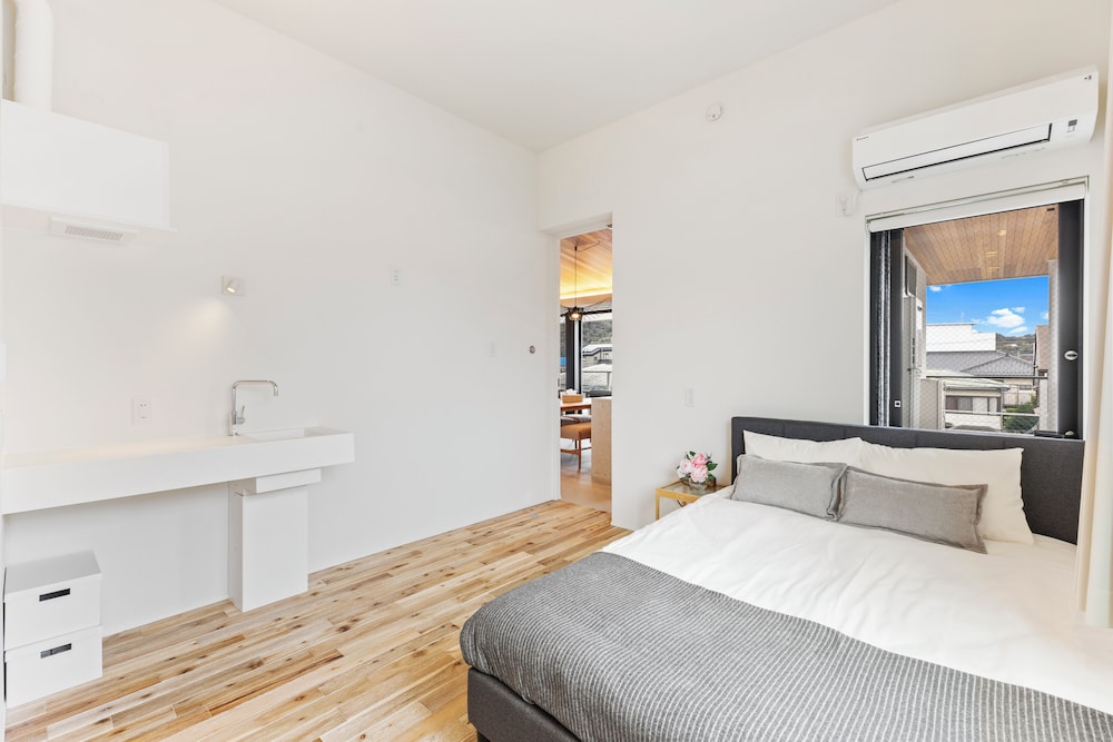 デラックス アパートメント バルコニー パーシャル オーシャン ビュー 客室15 | 逗子海岸テラス