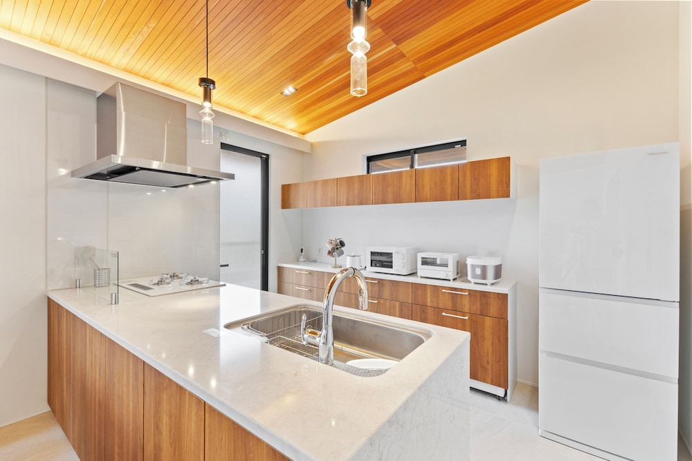 デラックス アパートメント バルコニー パーシャル オーシャン ビュー 専用キッチン3 | 逗子海岸テラス