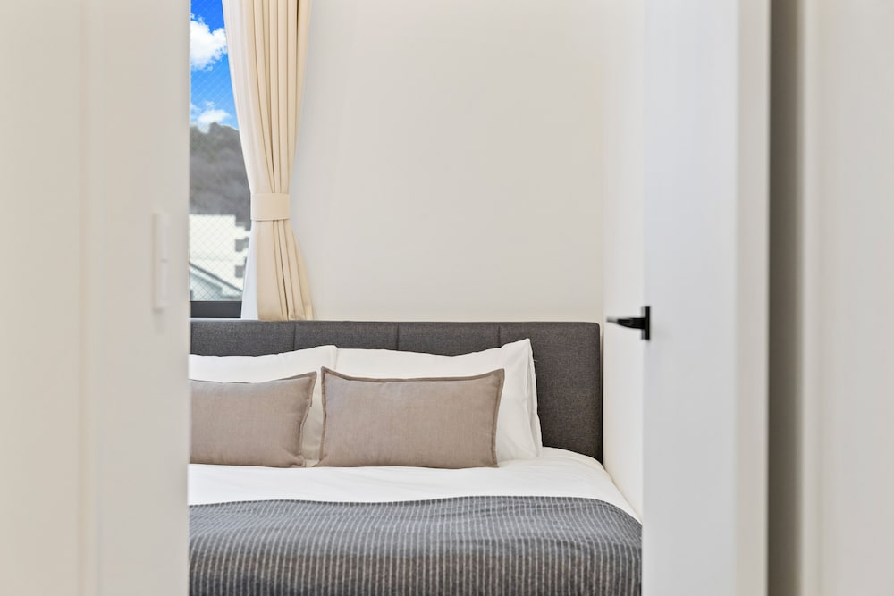 デラックス アパートメント バルコニー パーシャル オーシャン ビュー 客室8 | 逗子海岸テラス