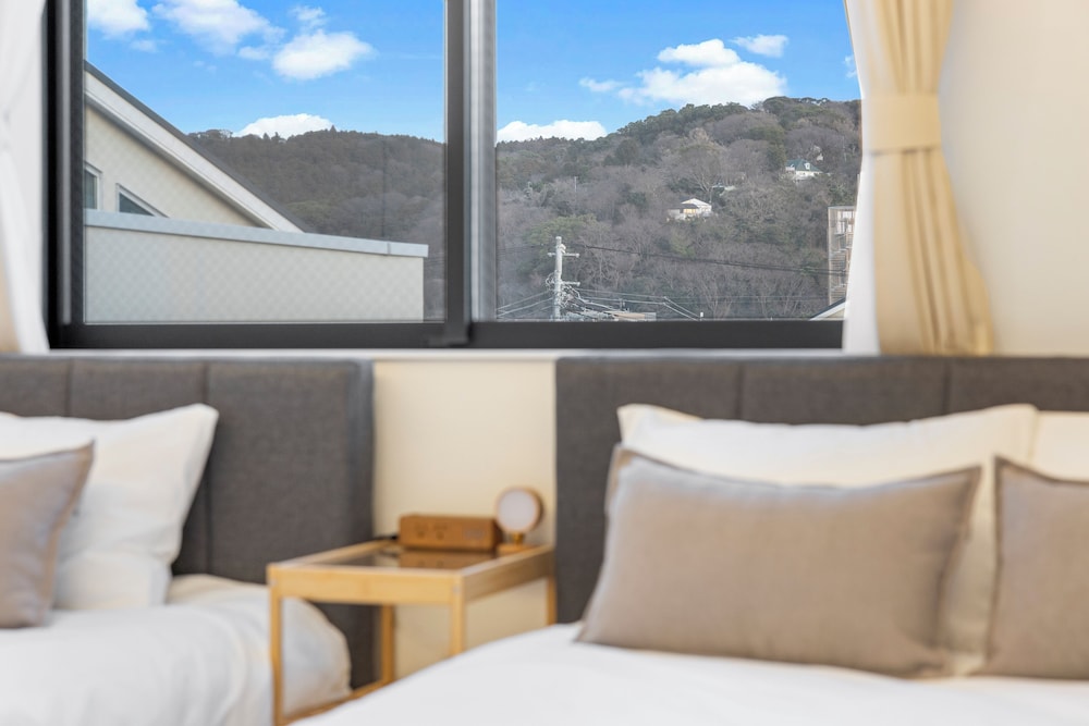 デラックス アパートメント バルコニー パーシャル オーシャン ビュー 客室13 | 逗子海岸テラス