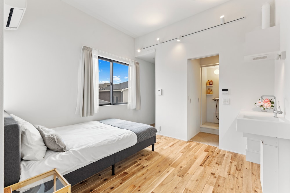 デラックス アパートメント バルコニー パーシャル オーシャン ビュー 客室14 | 逗子海岸テラス