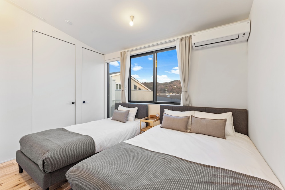 デラックス アパートメント バルコニー パーシャル オーシャン ビュー 客室10 | 逗子海岸テラス