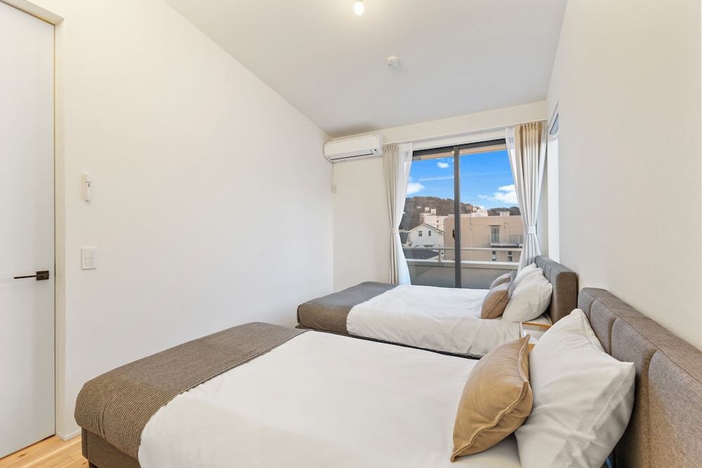 デラックス アパートメント バルコニー パーシャル オーシャン ビュー 客室18 | 逗子海岸テラス