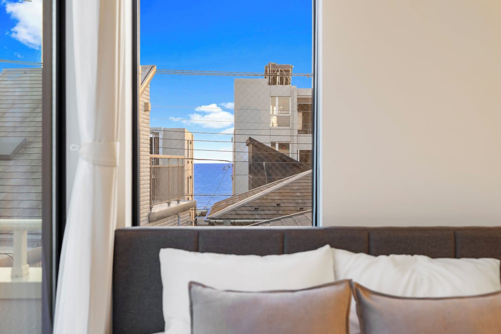 デラックス アパートメント バルコニー パーシャル オーシャン ビュー 内装1 | 逗子海岸テラス