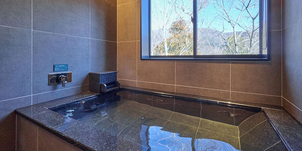 [C]ダブルベッド2台+シングルベッド4台 / 112平米 / 天然温泉付き(~8名) 禁煙 客室1 | Rakuten STAY VILLA 箱根強羅