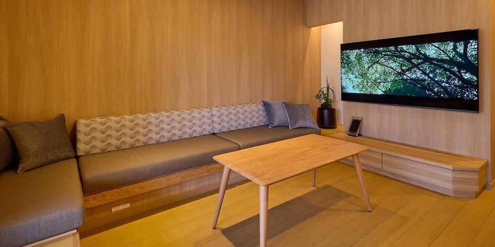 [C]ダブルベッド2台+シングルベッド4台 / 112平米 / 天然温泉付き(~8名) 禁煙 リビング エリア1 | Rakuten STAY VILLA 箱根強羅