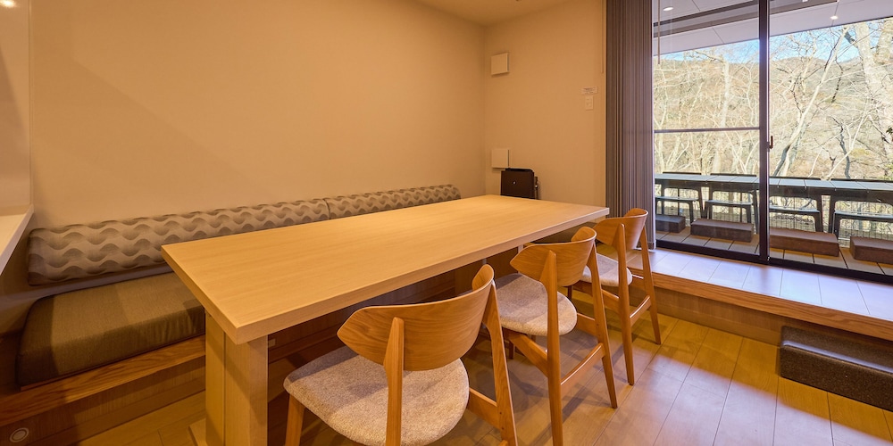[C]ダブルベッド2台+シングルベッド4台 / 112平米 / 天然温泉付き(~8名) 禁煙 客室2 | Rakuten STAY VILLA 箱根強羅