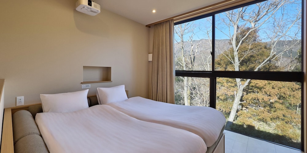 [C]ペットOK / シングルベッド4台+デイベッド1台 / 111平米 / 天然温泉 禁煙 客室4 | Rakuten STAY VILLA 箱根強羅