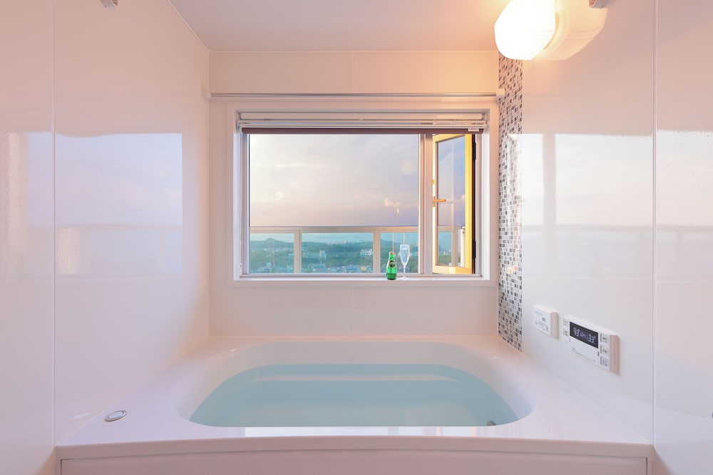 プレミアム コンドミニアム バルコニー リゾートビュー バスルーム1 | クリスタルエグゼ南紀白浜Ⅱ