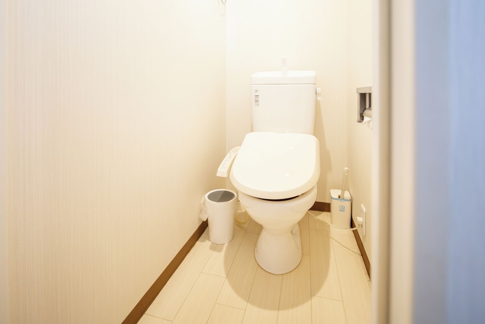 ファミリー 4 人部屋 バルコニー バスルーム3 | 難波民泊