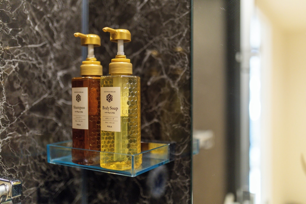 4 人部屋 ラナイ シティビュー バスルームの設備0 | 難波民泊