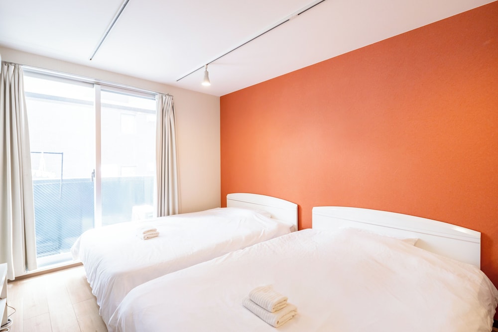 4 人部屋 ラナイ シティビュー 客室13 | 難波民泊