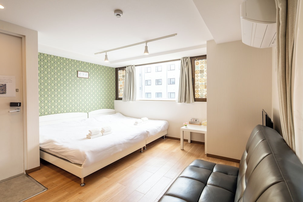 スタンダード 4 人部屋 バルコニー シティビュー 客室4 | 難波民泊