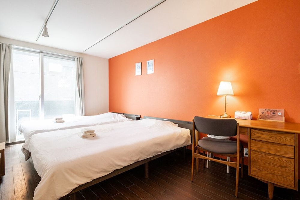 4 人部屋 ラナイ シティビュー 客室3 | 難波民泊