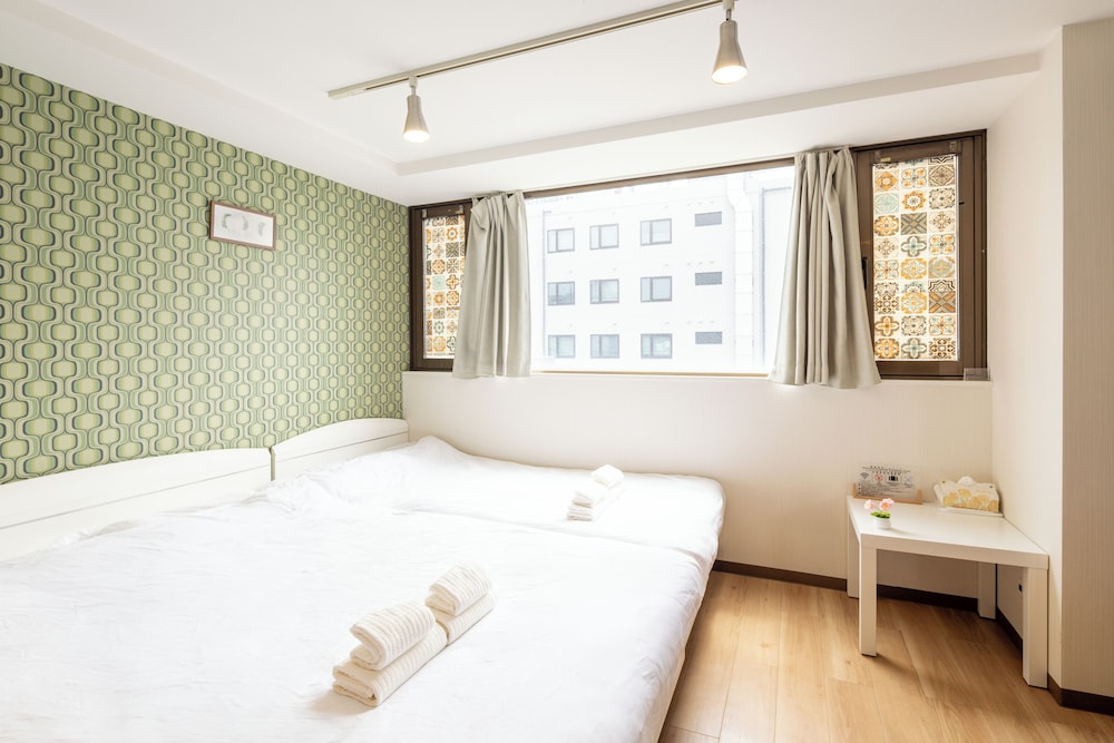 スタンダード 4 人部屋 バルコニー シティビュー | 難波民泊