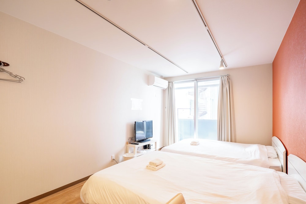 4 人部屋 ラナイ シティビュー 客室12 | 難波民泊