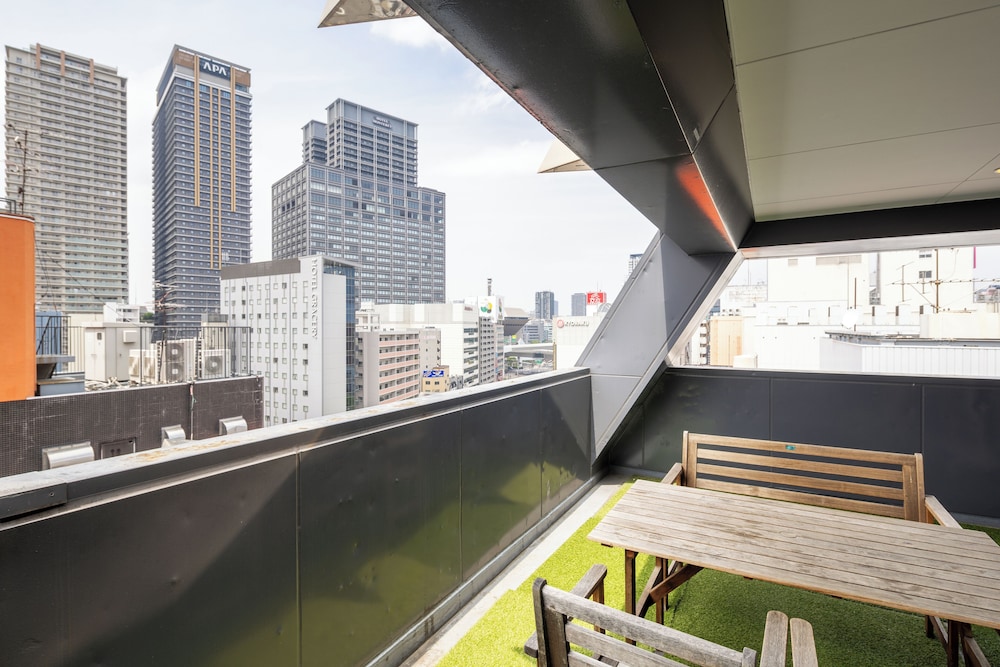 スタンダード 4 人部屋 バルコニー シティビュー テラス / パティオ0 | 難波民泊