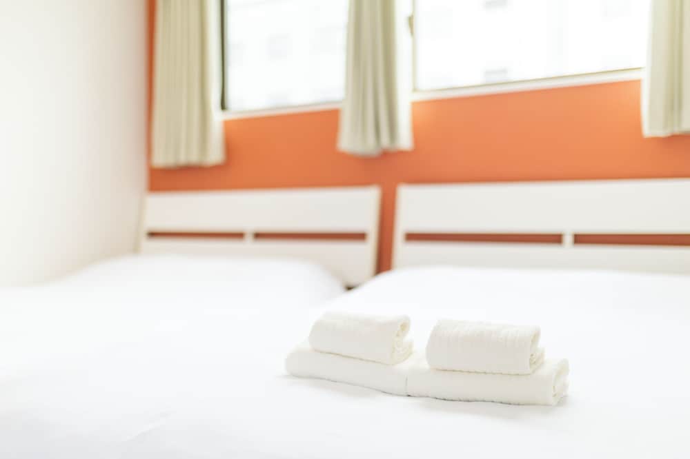 スタンダード 4 人部屋 バルコニー シティビュー 客室11 | 難波民泊