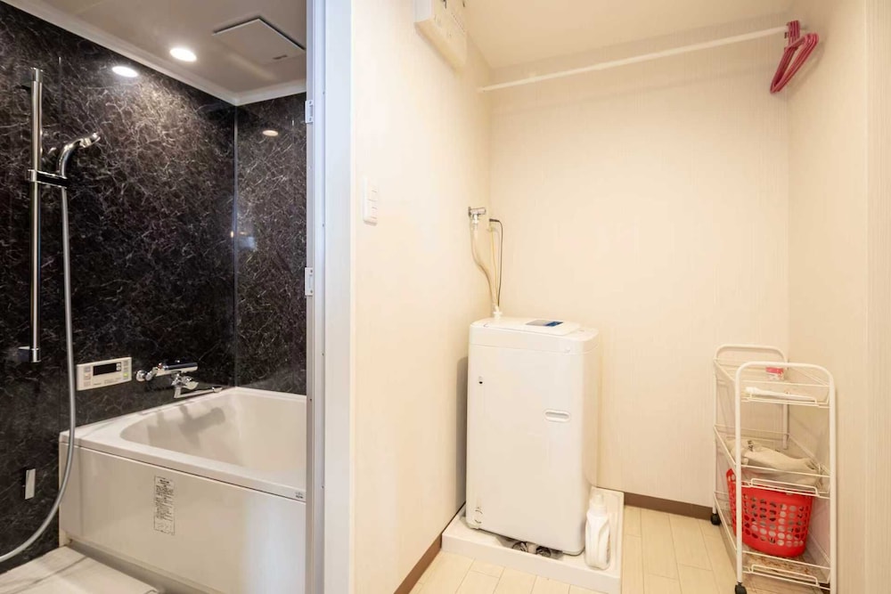 ファミリー 4 人部屋 バルコニー バスルーム4 | 難波民泊