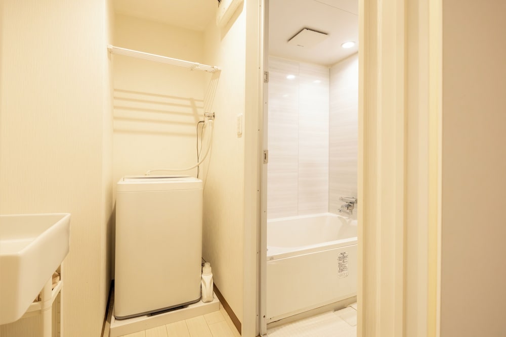 4 人部屋 ラナイ シティビュー 客室16 | 難波民泊