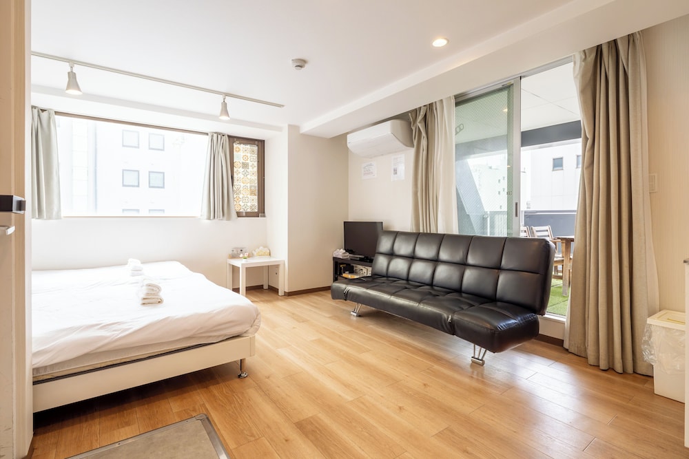 スタンダード 4 人部屋 バルコニー シティビュー 客室2 | 難波民泊