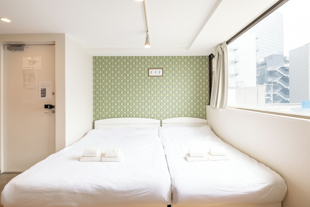 スタンダード 4 人部屋 バルコニー シティビュー 客室5 | 難波民泊