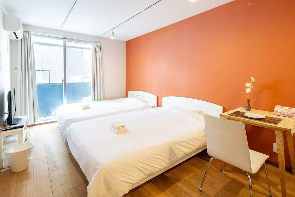 4 人部屋 ラナイ シティビュー 客室2 | 難波民泊