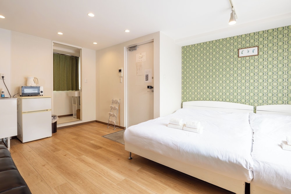 スタンダード 4 人部屋 バルコニー シティビュー 客室3 | 難波民泊