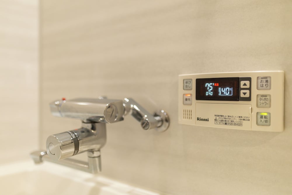 4 人部屋 ラナイ シティビュー バスルーム1 | 難波民泊