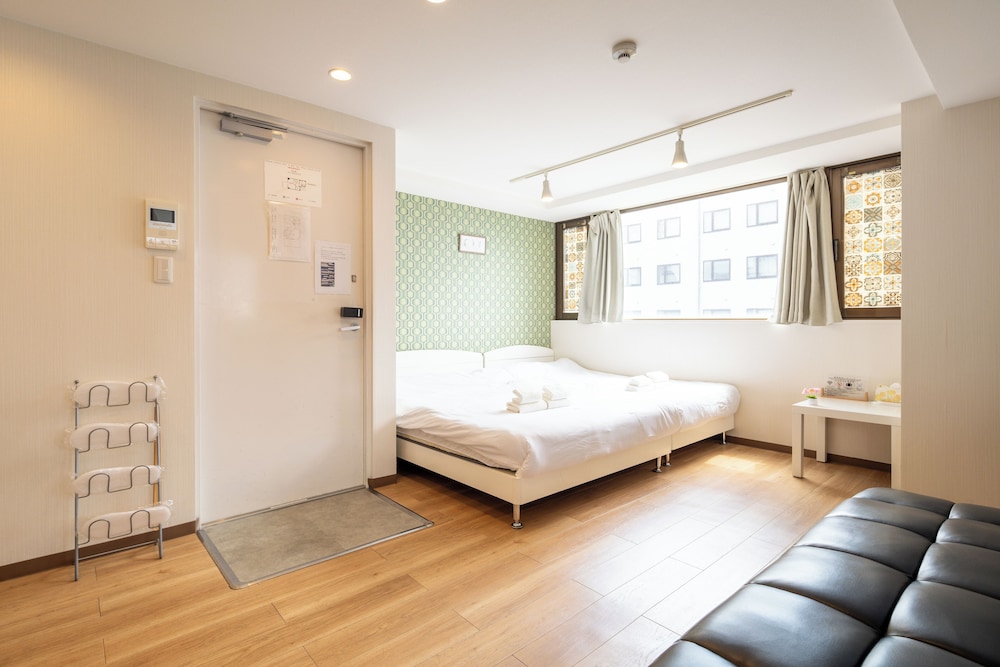 スタンダード 4 人部屋 バルコニー シティビュー 客室1 | 難波民泊