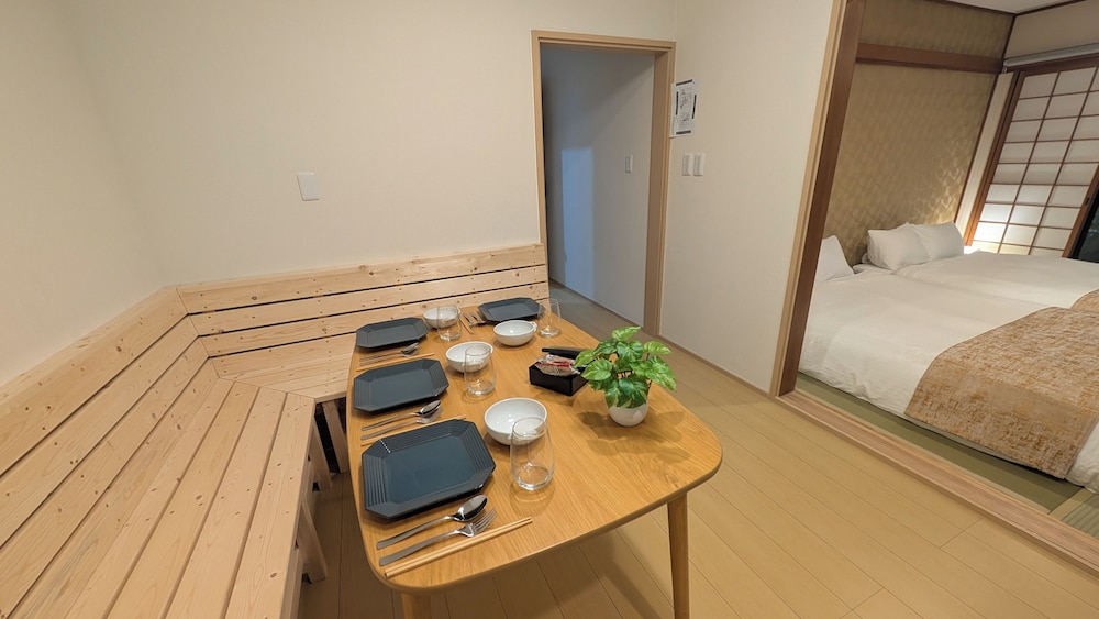 和風スイート ガーデンビュー 客室内のダイニングエリア3 | Dream Stays SORA