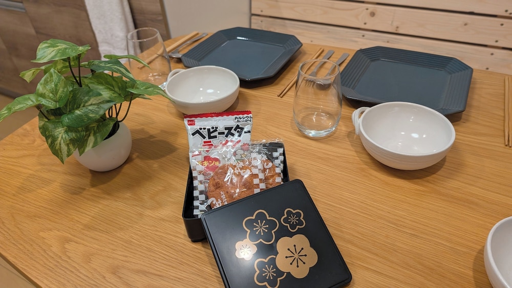 和風スイート ガーデンビュー 客室内のダイニングエリア2 | Dream Stays SORA