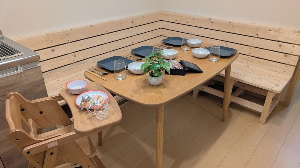 和風スイート ガーデンビュー 客室内のダイニングエリア1 | Dream Stays SORA