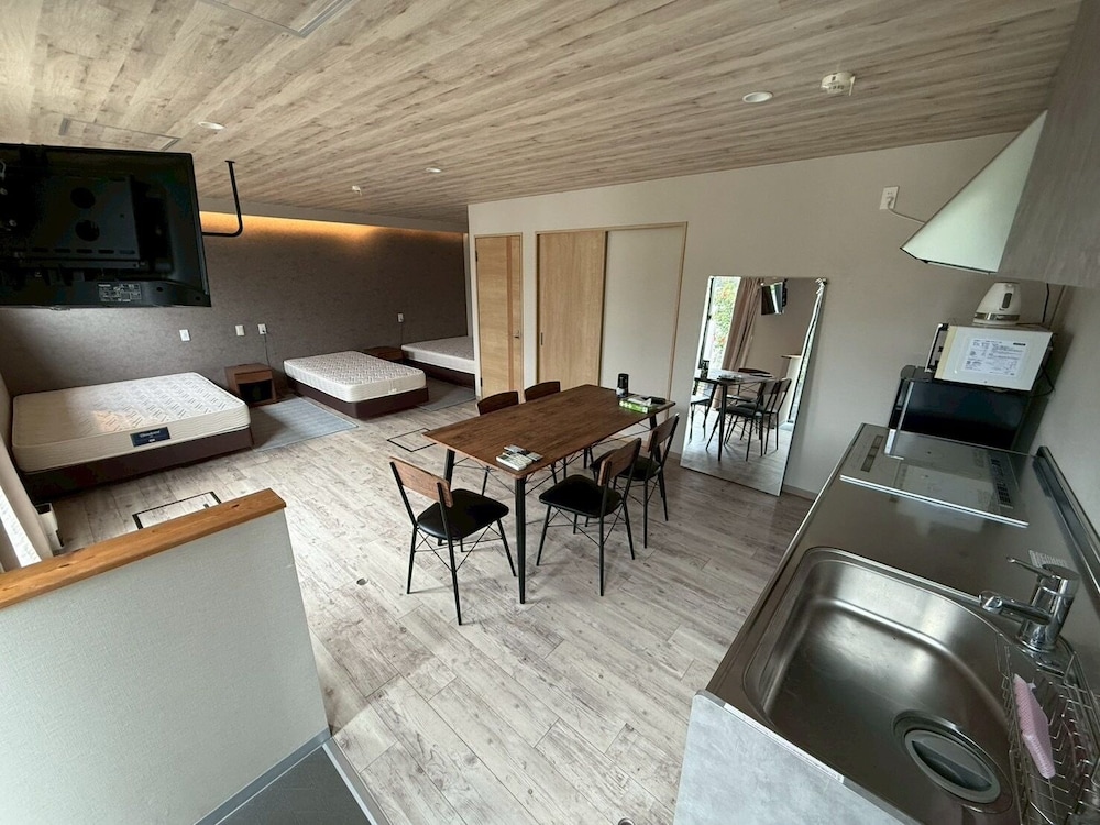 ラグジュアリー ヴィラ ベッド (複数台) キッチン ガーデンビュー 客室1 | MIYAKOJIMA Blue Village HOTEL & SAUNA